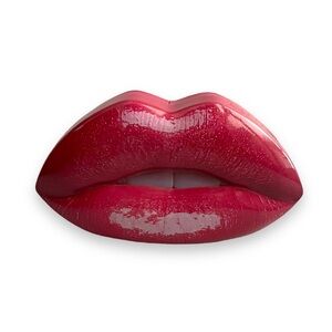 Huda Beauty lip tin
